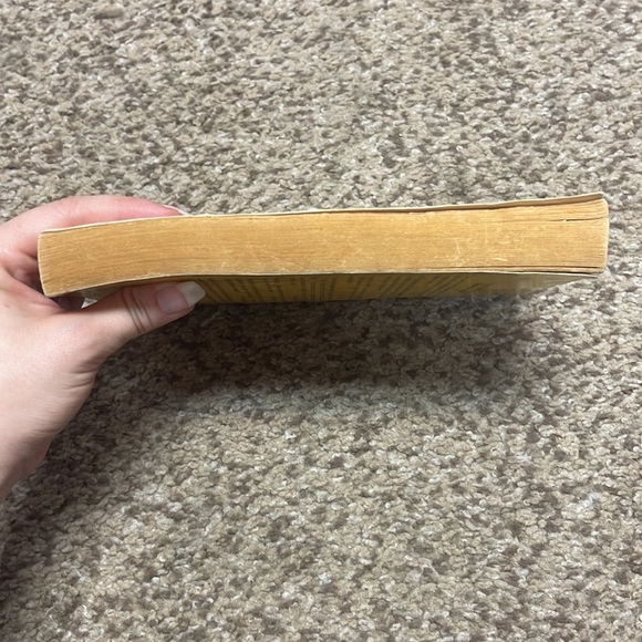 A wrinkle in time paperback book by Madeleine L’Engle - Picture 6 of 14